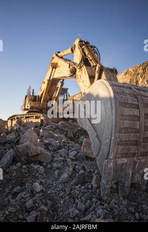 Bergbau Maschinen arbeiten über Felsen Stockfoto