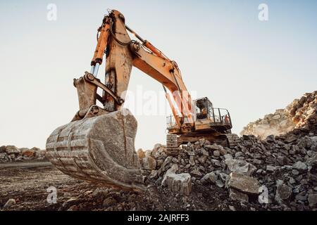 Bergbau Maschinen arbeiten über Felsen Stockfoto