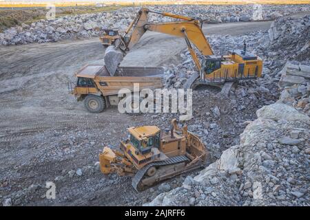 Bergbau Maschinen arbeiten über Felsen aus der Luft Stockfoto