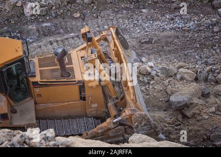 Bergbau Maschinen arbeiten über Felsen Stockfoto