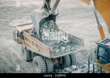 Bergbau Maschinen arbeiten über Felsen Stockfoto