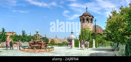 Ravadinovo, Bulgarien - 07.11.2019. Brunnen auf dem Platz in der Nähe der Kirche auf dem Gebiet der Ravadinovo Schloss in Bulgarien, auf einem sonnigen Sommer da Stockfoto