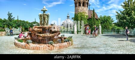 Ravadinovo, Bulgarien - 07.11.2019. Brunnen auf dem Platz in der Nähe der Kirche auf dem Gebiet der Ravadinovo Schloss in Bulgarien, auf einem sonnigen Sommer da Stockfoto