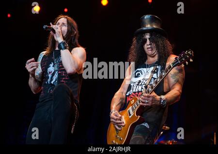 Mailand Italien vom 28. Juli 2011, Live Konzert von Slash in der Arena Civica: Schrägstrich und Sänger Myles Kennedy während des Konzerts Stockfoto