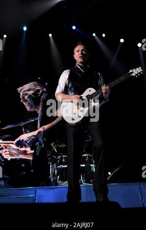 Mailand, Italien, 01. März 2010, Live Konzert von Spandau Ballet an der Mediolanum Forum von Assago: der Gitarrist der Spandau Ballet, Gary Kemp, während des Konzerts Stockfoto