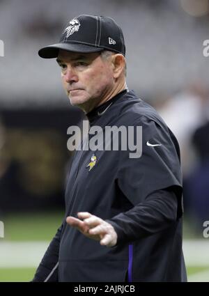 New Orleans, USA. 05 Jan, 2020. Minnesota Vikings Head Coach Mike Zimmer betritt das Feld vor dem Spiel mit der New Orleans Saints vor dem NFC Wild Card Game in New Orleans am 5. Januar 2020. Foto von AJ Sisco/UPI Quelle: UPI/Alamy leben Nachrichten Stockfoto