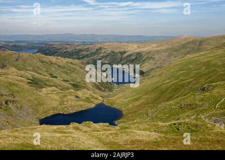 Kleine Wasser & Haweswater mit Swindale & Mardale Commons darüber hinaus aus der Nähe von mardale Kranke Bell gesehen, Lake District, Cumbria, Großbritannien Stockfoto