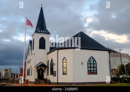 Die Norwegische Kirche ist einer der Cardiff Bay Sehenswürdigkeiten. Es hat eine große Geschichte, dient heute als Kulturzentrum und enthält ein Cafe. Stockfoto