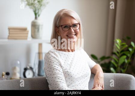 Headshot Portrait von gerne ältere Frau zu Hause entspannen Stockfoto
