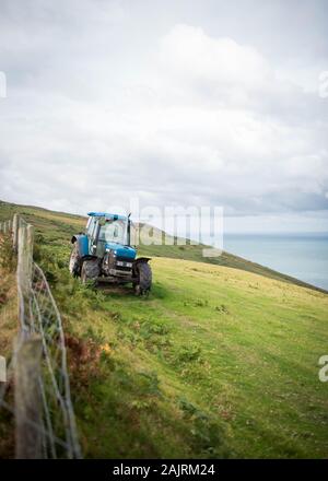 Traktor Landwirtschaft Küsten Land auf Exmoor in North Devon, Großbritannien Stockfoto