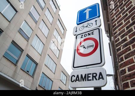 Warnzeichen für die Eingabe von Low Emission Zone/LEZ am Eingang des Street in der Innenstadt von Gent, Flandern, Belgien Stockfoto