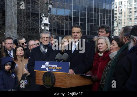 Brooklyn, NY, USA. 5 Jan, 2020. New York City Bürgermeister Bill De Blasio, New York City die erste Dame Chirlane McCray, US-Kongress Mitglied Yvette Clarke, US-Kongress Mitglied Jerry Nadler, US-Senatoren Kirsten Gillibrand und Chuck Schumer, Brooklyn Bezirksstaatsanwalt Eric Gonzalez, Manhattan Präsident Gale Brewer und anderen gewählten Beamten zusammen mit in der Gemeinschaft ansässigen Personen & Förderer März 'No Hassen. Keine Angst Solidarität März 'Über die Brooklyn Bridge am 5. Januar 2020 in New York City. Quelle: MPI 43/Media Punch/Alamy leben Nachrichten Stockfoto