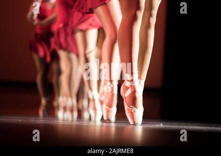 Ballerinas, Ballett Spitzenschuhe Line up während der Performance von Chamäleon Theater Kunst Tanz Schule in Basildon Stockfoto