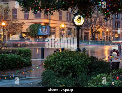 Winter, Kalifornien, USA, 18. Dezember 2019. Putah Creek Cafe gesehen unter dem Weihnachtsbaum auf öffentliche Anzeige in den Wintern, Kalifornien, USA, Stockfoto