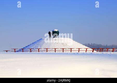 Verschneite Landschaft, Straßen und einer Pyramide im Schnee bedeckt. Stadtbild in der dnipro Stadt, Dnepropetrovsk, Ukraine, Dezember, Januar, Februar Stockfoto