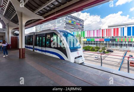 Moskau, Russland - Juli 8, 2019: Moskauer öffentlichen Nahverkehr. Bahn Anreise auf Teletsentr Station des Moskauer monorail Straße Stockfoto