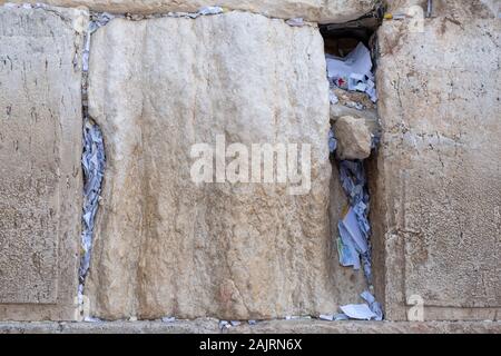 Noten angefüllt in Ritzen in der westlichen Mauer in der Altstadt von Jerusalem Stockfoto