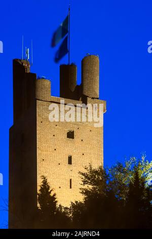 Die Rocca von Federico II in San Miniato, Pisa, Toskana, Italien, im Licht der blauen Stunde nach Sonnenuntergang Stockfoto