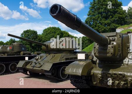 Panzer und große Geschütze aus der sowjetischen Ära sind Teil der im Brester Kriegsdenkmal in Weißrussland zu erzeigenden Gegenstände Stockfoto