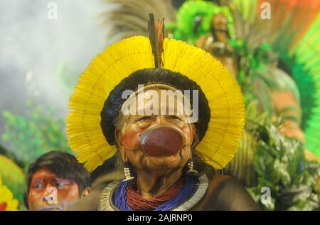 Rio de Janeiro, 27. Februar 2017. Cacique Raoni des caiapó ethnische Gruppe, während einer Parade der Sambaschule Imperatriz Leopoldinense im Sambo Stockfoto