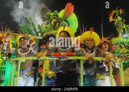 Rio de Janeiro, 27. Februar 2017. Cacique Raoni des caiapó ethnische Gruppe, während einer Parade der Sambaschule Imperatriz Leopoldinense im Sambo Stockfoto