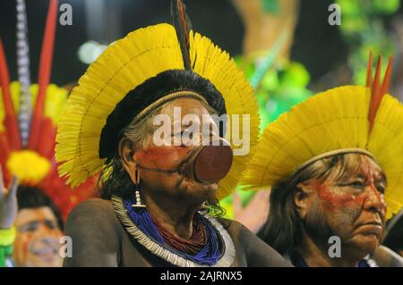 Rio de Janeiro, 27. Februar 2017. Cacique Raoni des caiapó ethnische Gruppe, während einer Parade der Sambaschule Imperatriz Leopoldinense im Sambo Stockfoto