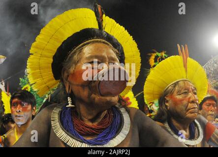 Rio de Janeiro, 27. Februar 2017. Cacique Raoni des caiapó ethnische Gruppe, während einer Parade der Sambaschule Imperatriz Leopoldinense im Sambo Stockfoto