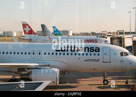 Amsterdam, Niederlande - Dezember, 2019: Lufthansa Flugzeug und andere Airlines am Flughafen in Amsterdam Stockfoto