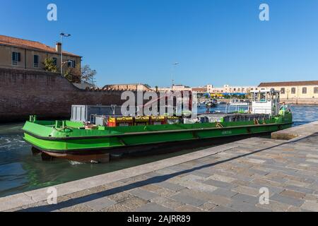 Garbage Collecting Barge in Venedig, Italien Stockfoto