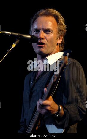 Verona Italien, 09. Juni 2004, Live Konzert der Stachel in der Arena von Verona, Sacred Love Tour 2004: Sting Bassist und Sänger während des Konzerts Stockfoto