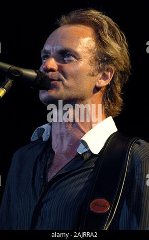 Verona Italien, 09. Juni 2004, Live Konzert der Stachel in der Arena von Verona, Sacred Love Tour 2004: Sting Bassist und Sänger während des Konzerts Stockfoto