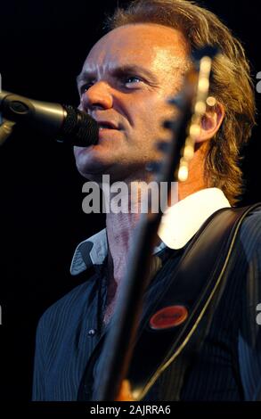 Verona Italien, 09. Juni 2004, Live Konzert der Stachel in der Arena von Verona, Sacred Love Tour 2004: Sting Bassist und Sänger während des Konzerts Stockfoto