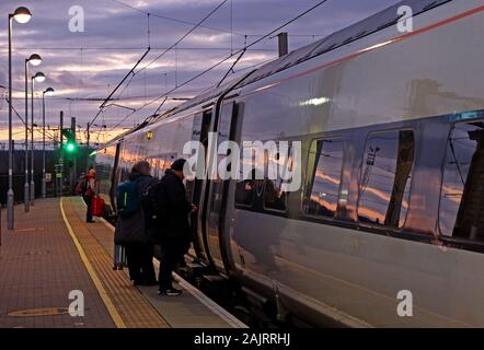 Einsteigen in ein Avanti Westküste, WCML, West Coast Mainline - rebrand für FirstGroup TrenItalia, Austausch Virgin Trains Dez 2019, in Warrington Station Stockfoto