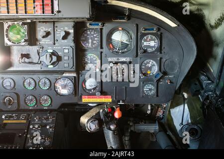 Innere der Westland Lynx AH7 ZD 280 Hubschrauber, Großbritannien, zeigt das Cockpit steuert Stockfoto