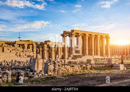 Ruinen von Karnak Tempel bei Sonnenuntergang in Luxor, Ägypten Stockfoto