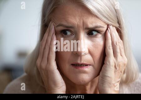 Nahaufnahme von Angst, ältere Frau in Panik Stockfoto