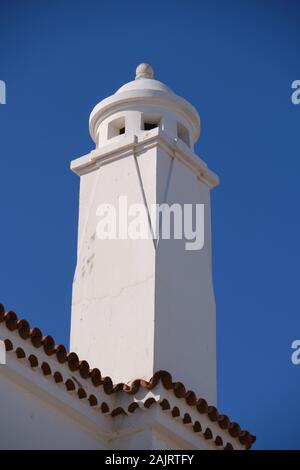 Spanisch weißen Schornstein gegen den blauen Himmel auf den Kanarischen Inseln. Stockfoto