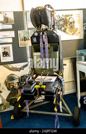 Farnborough Air Sciences Trust (SCHNELL) Museum, Hampshire, UK. Ein schleudersitz auf dem Display. Stockfoto