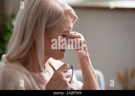 In der Nähe von kranken älteren Frauen leiden unter verschwommenes Sehen Stockfoto