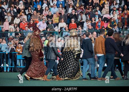 Los Reyes Magos (Drei Könige oder der Weisen) Parade in Fuengirola, Málaga, Spanien. Stockfoto