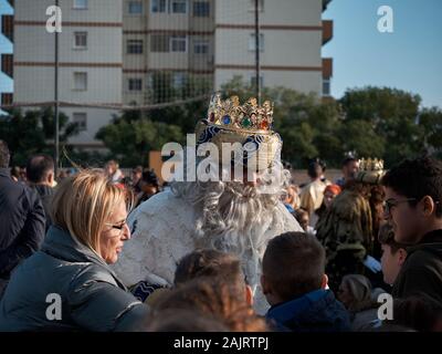 König Melchor. Drei Könige Parade in Fuengirola, Málaga, Spanien. Stockfoto