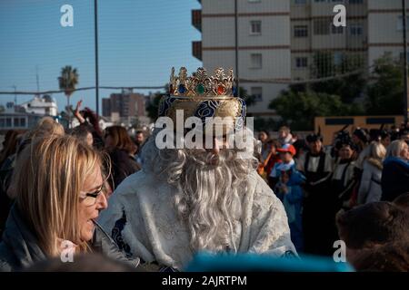 König Melchor. Drei Könige Parade in Fuengirola, Málaga, Spanien. Stockfoto