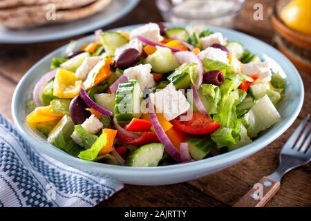 Eine Schüssel mit köstlichen hausgemachten griechischen Salat mit Fladenbrot. Stockfoto