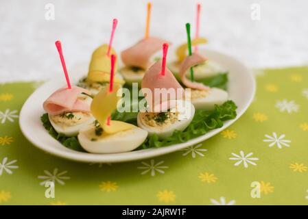 Kinder Nahrung in Form von Schiffen. Kreative Sandwiches von Eiern, die in der Form der Schiffe. Kindermenü auf grünem Hintergrund. Stockfoto