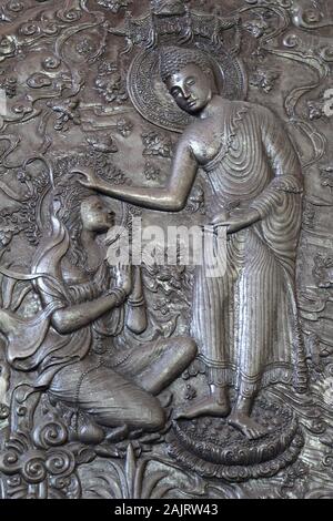 Zinn Gravur von buddhistischen Mythologie auf einer der vier tragenden Säulen des Erawan Museum Stockfoto