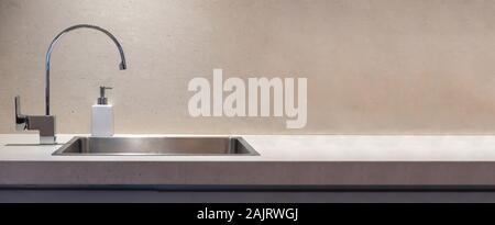 Küchentheke mit Einschub Waschbecken und Wasserhahn mit fließendem