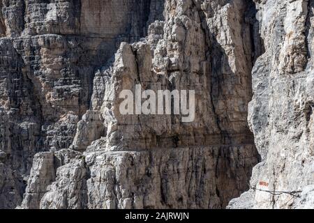 Männliche Bergsteiger am Klettersteig in der atemberaubenden Landschaft der Dolomiten in Italien. Reisen Abenteuer Konzept. Stockfoto