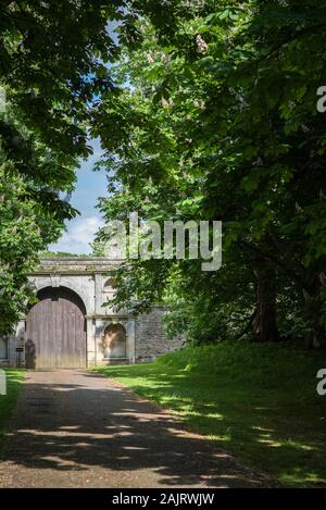 Ursprünglicher Eingang Gateway und von Bäumen gesäumte Zufahrtsstraße fahren zur Kirby Hall elisabethanischen Ruine in der Nähe von Corby in Northamptonshire Stockfoto