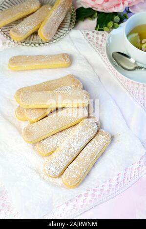 Traditionelle italienische savoiardi ladyfingers Kekse auf weißer Tisch. Ansicht von oben Stockfoto