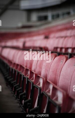 Leere Sitze im Osten stehen im West Ham Football Club, Boleyn Ground, Upton Park nach dem letzten Spiel vor dem Abriss - Mai 2016 Stockfoto